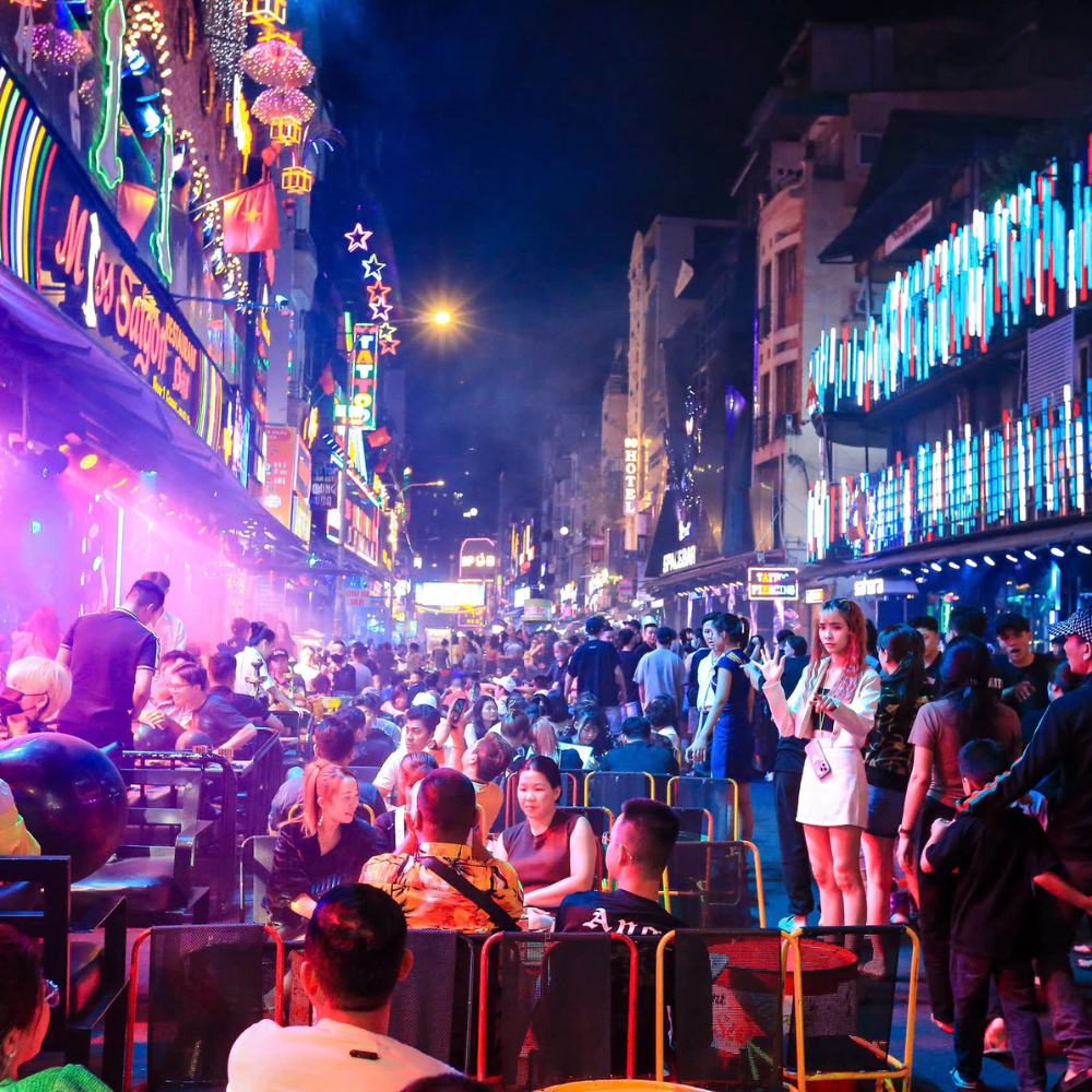 Phố “ăn chơi” sôi động Bùi Viện