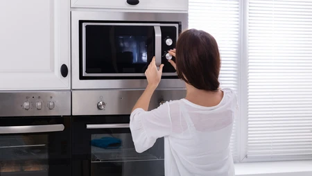 Công dụng và vệ sinh lò vi sóng đúng cách