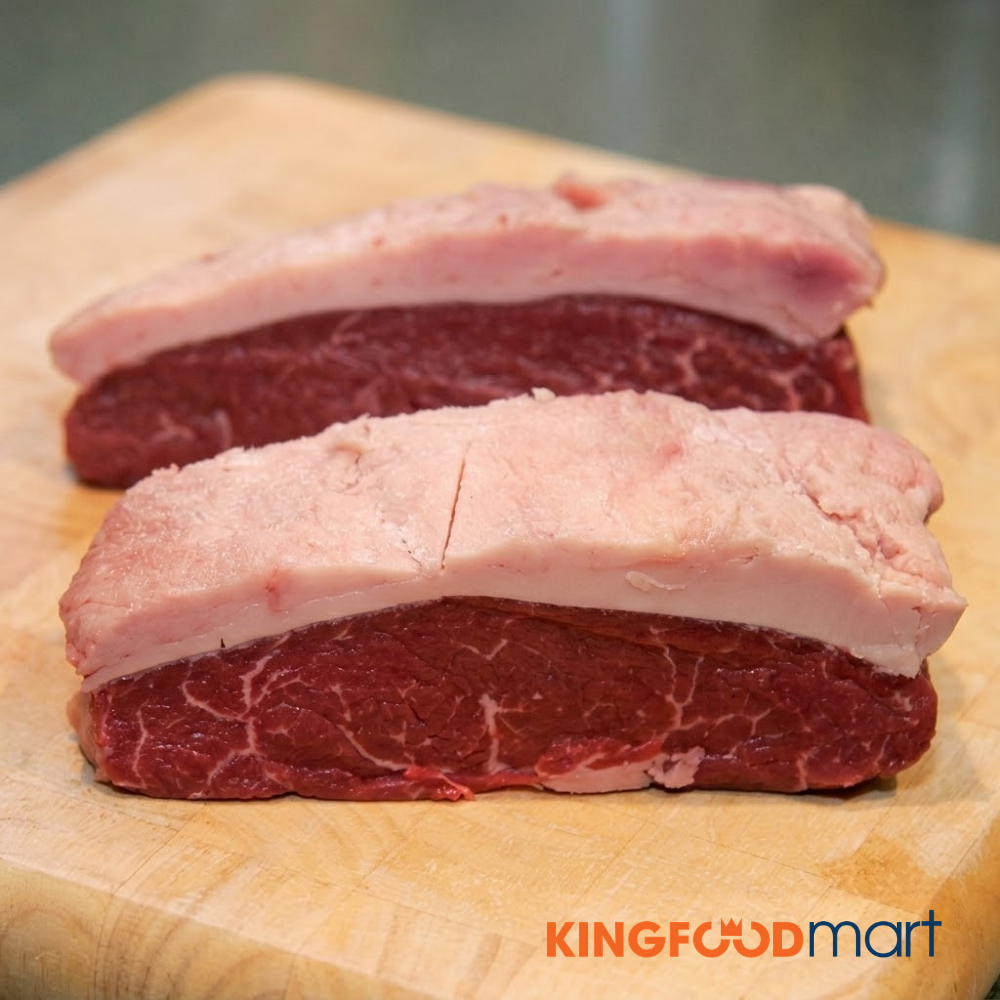 Miếng thịt Picanha đặc trưng với lớp mỡ dày, thịt mềm, mọng nước và hương vị đậm đà.