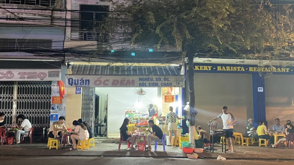 Đường Tháp Bà về đêm nổi tiếng nhất Nha Trang với hàng chục quán ốc ngon san sát. (Nguồn: Internet)