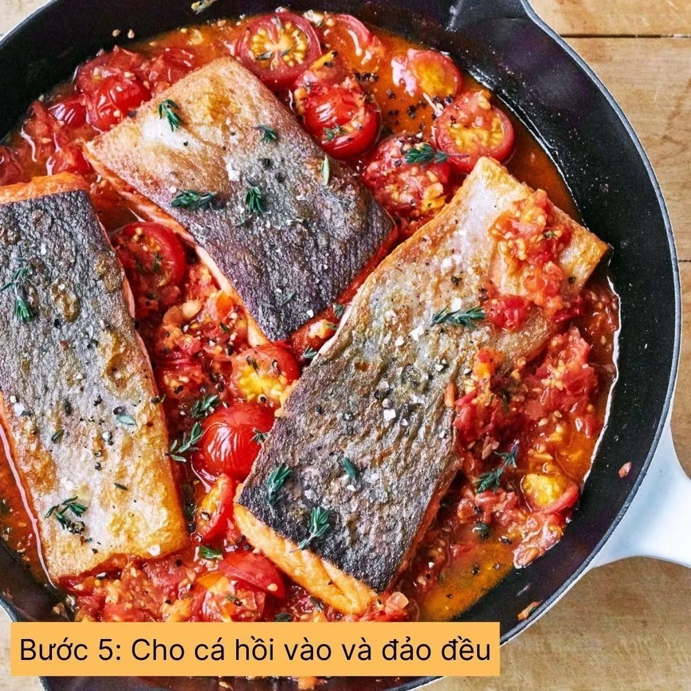 cho cá hồi vào và đảo đều