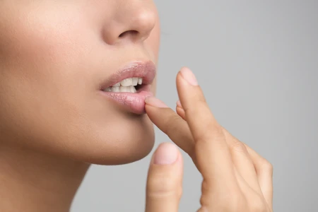 Mẹo tẩy da chết cho môi đơn giản với đường
