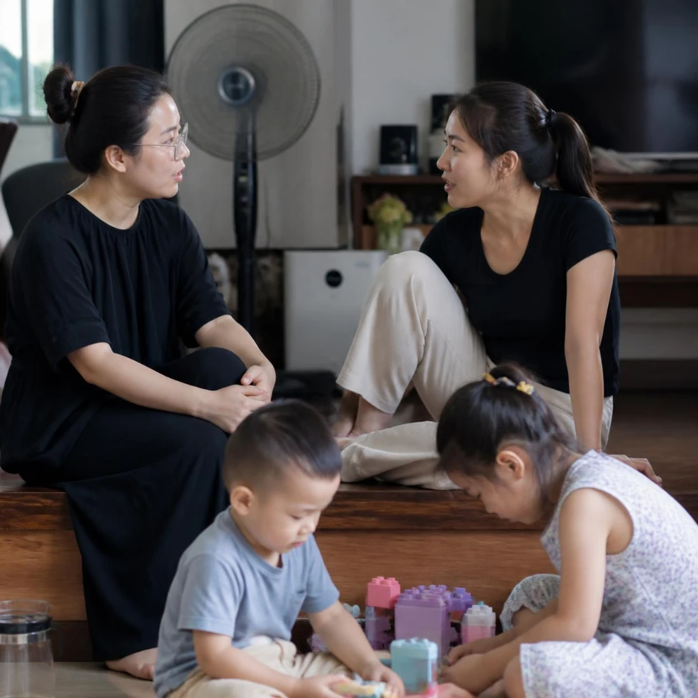Một vài mối quan hệ chất lượng có thể giúp mẹ cảm thấy được thấu hiểu hơn nhiều cuộc trò chuyện xã giao. (Ảnh được tạo bởi AI)