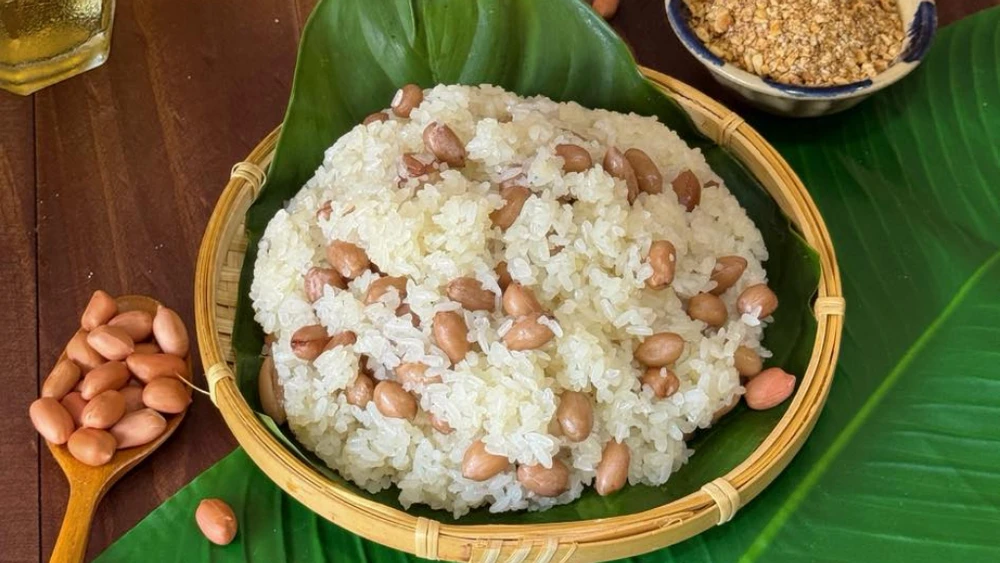 Xôi lạc là món quà sáng bình dị nhưng giàu giá trị văn hóa. (Nguồn: Internet)