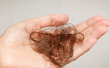 3 mẹo dọn tóc rụng trong nhà cực nhanh, gọn mà chị em cần biết