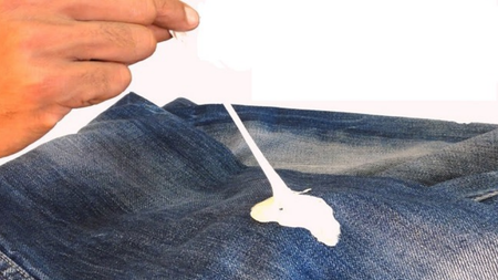 2 mẹo tẩy kẹo cao su dính trên quần áo cực dễ tại nhà