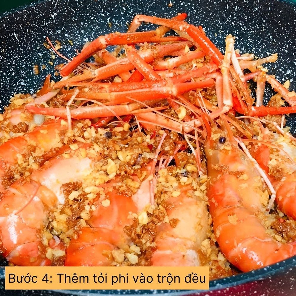 thêm tỏi phi vào trộn đều