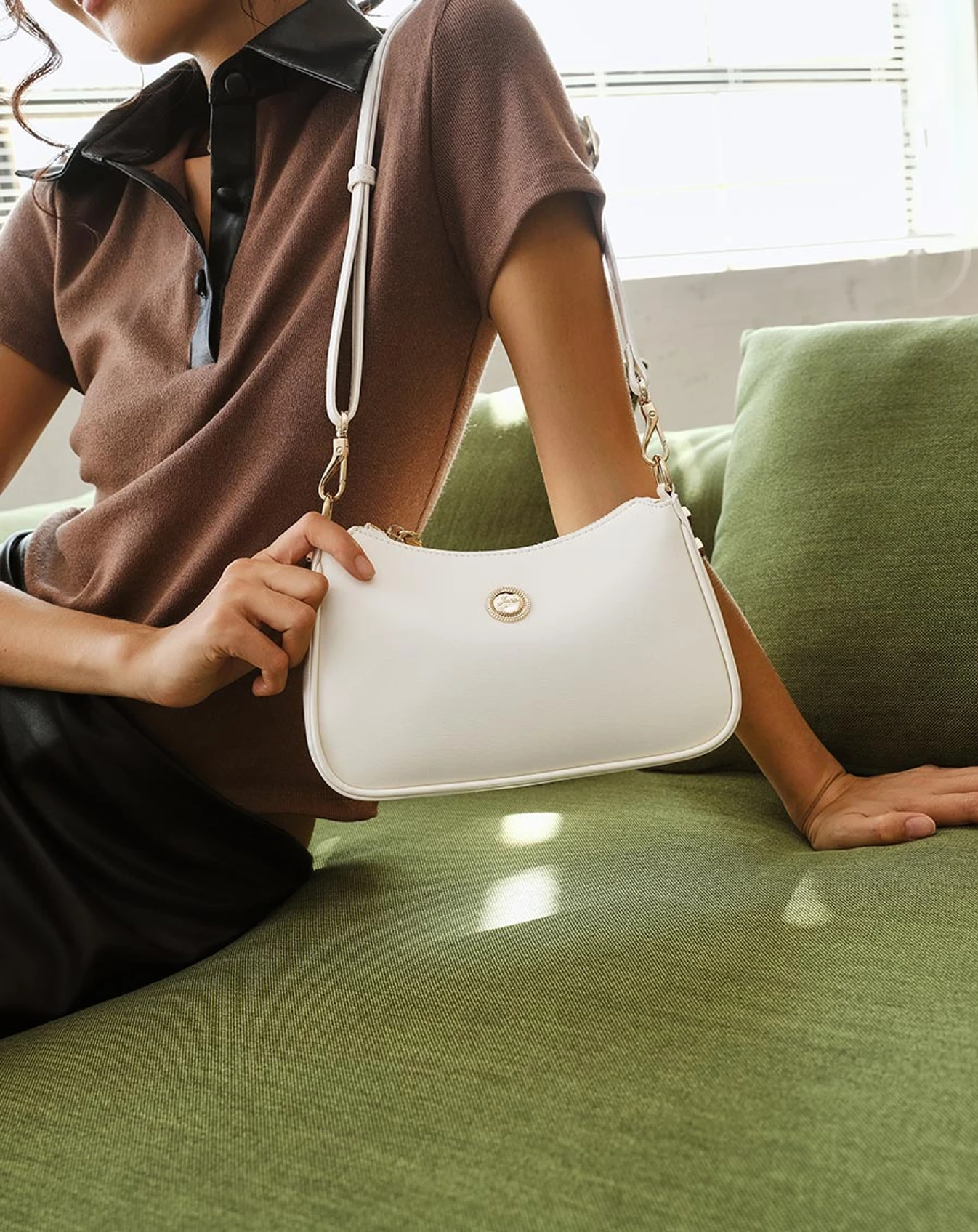 Túi Xách Nhỏ Đeo Vai Phối Khoá Trang Trí - Image 2