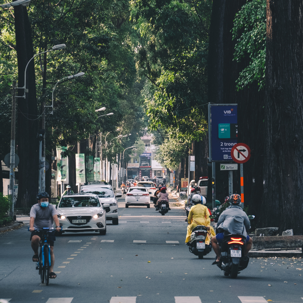 Tháng 4 Sài Gòn nắng rất gắt, hãy chuẩn bị mũ, kem chống nắng và kính mát. Nên chọn đồ màu trắng hoặc be để ảnh chụp tại các công viên xanh được nổi bật hơn.