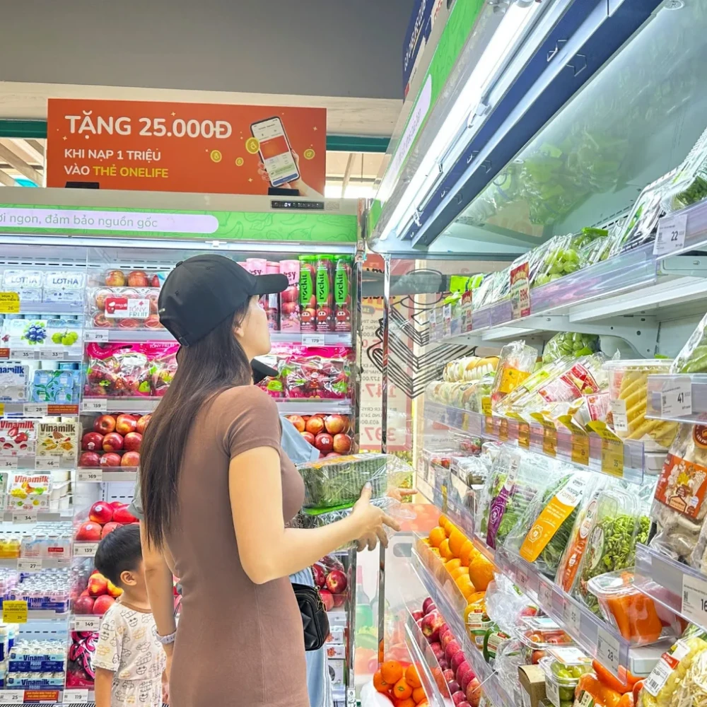 Chọn thực phẩm tươi sạch để nấu món ăn cho bé đi học đảm bảo an toàn thực phẩm. (Ảnh được tạo bởi AI)