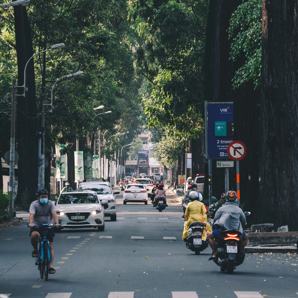 Tháng 4 Sài Gòn nắng rất gắt, hãy chuẩn bị mũ, kem chống nắng và kính mát. Nên chọn đồ màu trắng hoặc be để ảnh chụp tại các công viên xanh được nổi bật hơn.