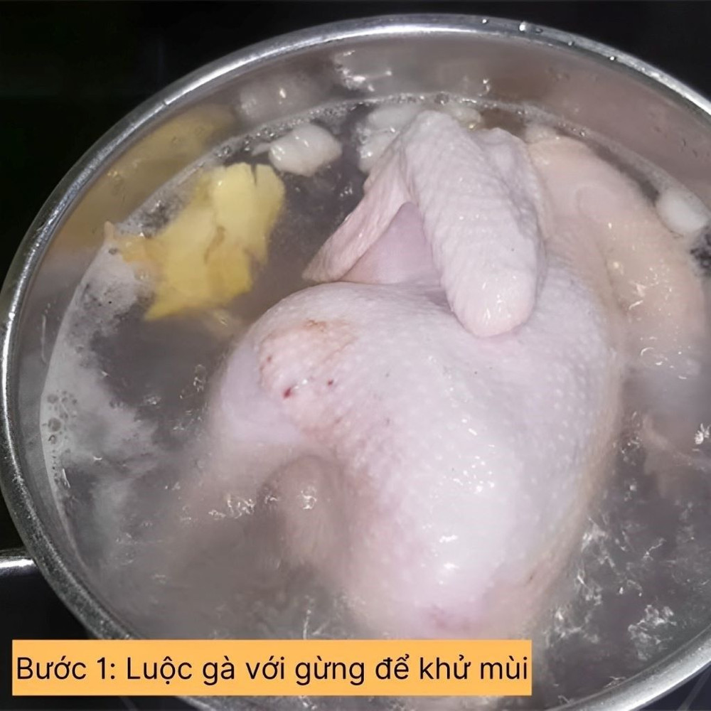 luộc gà với gừng để khử mùi