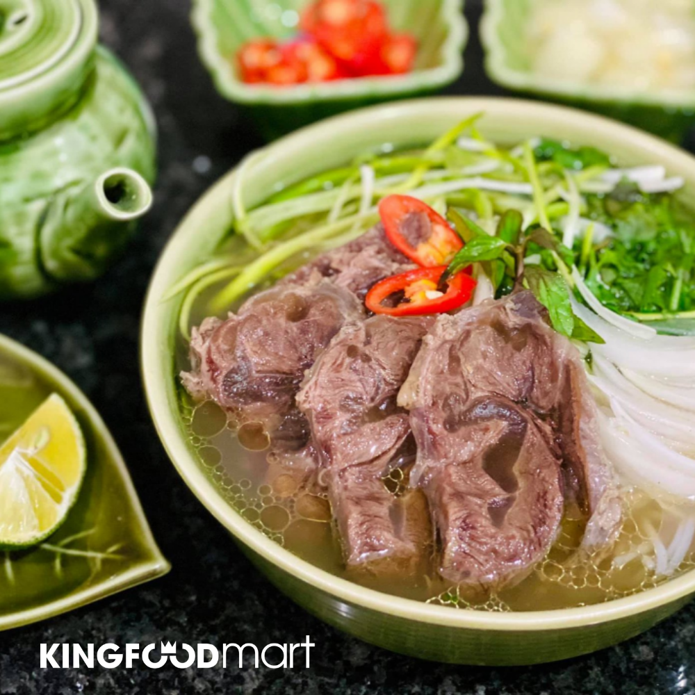 Tô phở bò Việt Nam với bánh phở tươi, thịt tái, rau thơm xanh mướt.