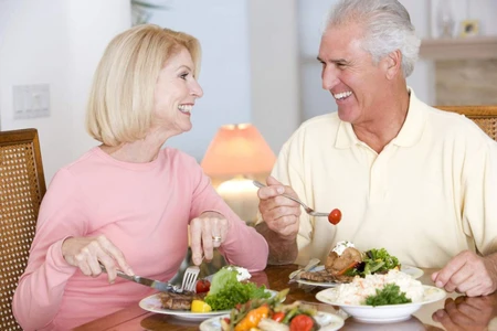 Bổ sung vitamin và chất dinh dưỡng cho người cao tuổi