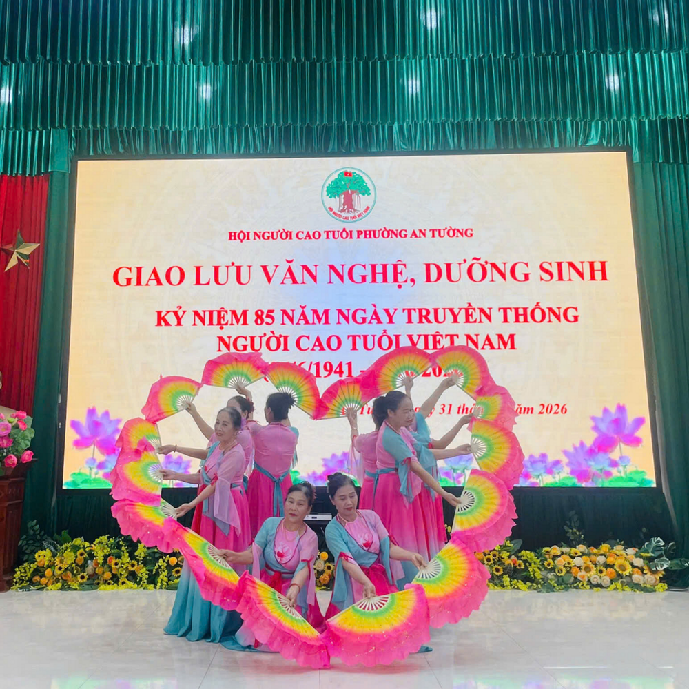 Hoạt động văn nghệ chào mừng Ngày truyền thống Người cao tuổi Việt Nam.