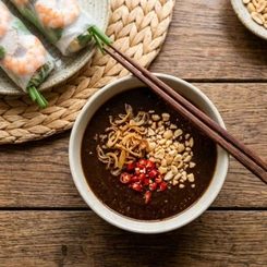 Sốt tương đen chấm gỏi cuốn béo thơm, đậm đà