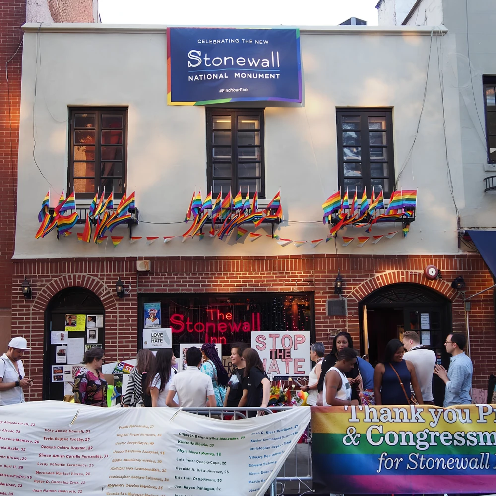 Stonewall Inn - biểu tượng lịch sử của phong trào LGBTQ+ và nguồn gốc Pride Month.