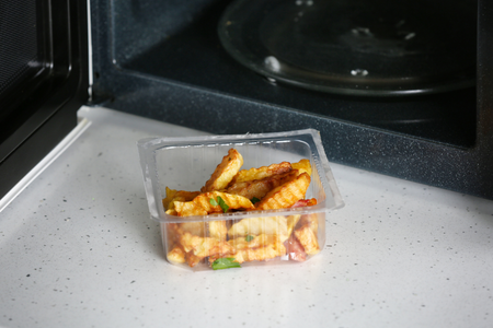 Tại sao không nên hâm nóng khoai tây chiên bằng lò vi sóng?