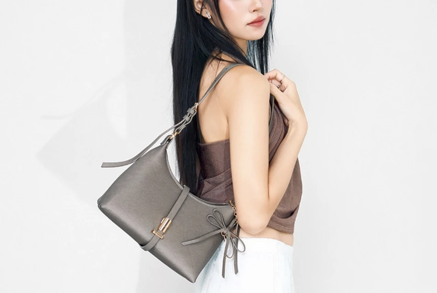 Túi xách nhỏ phối charm: chọn đeo vai phối khóa hay hobo trang trí?
