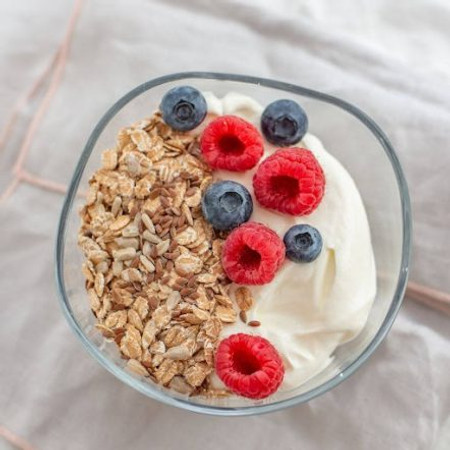 Sữa chua yến mạch cho bữa sáng tiện lợi
