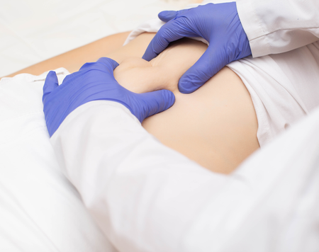 Nguyên nhân và tư vấn chẩn đoán đau bụng vùng trên rốn bên phải