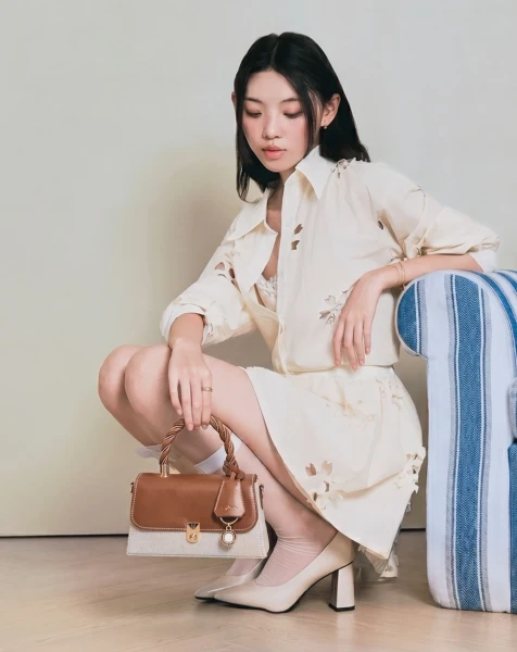 Túi xách nhỏ tay cầm xoắn phối charm JUNO màu nâu