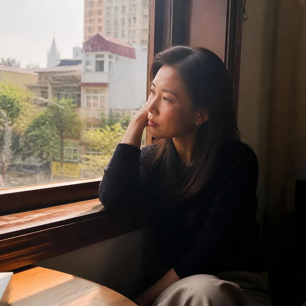 Mẹ đơn thân trầm tư suy nghĩ về việc bắt đầu một mối quan hệ tình cảm mới. (Ảnh được tạo bởi AI)