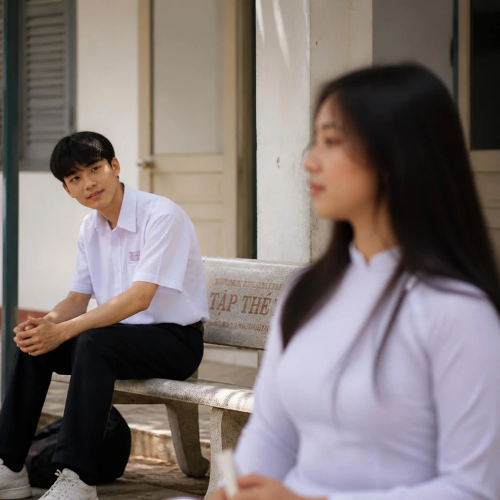 Dấu hiệu chàng trai thích bạn nhưng không nói. (Ảnh được tạo bởi AI)