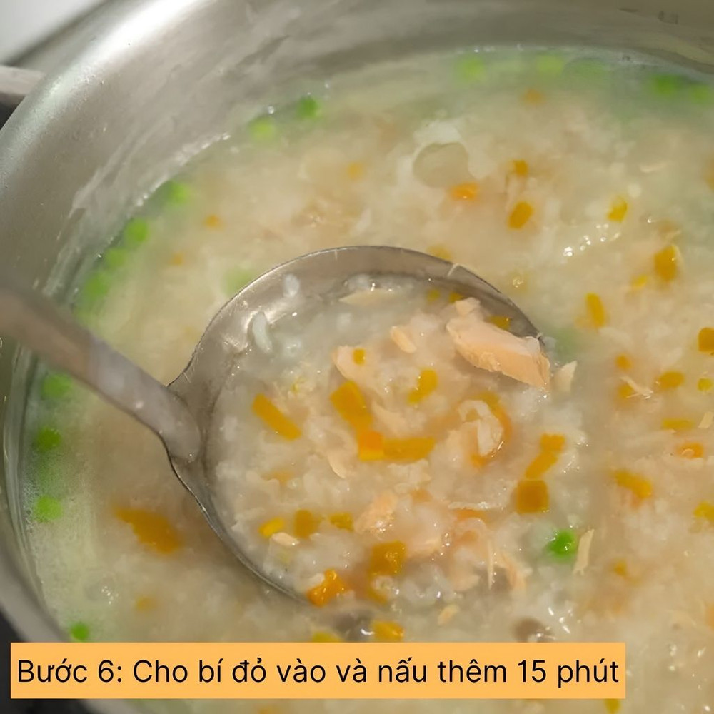 cho bí đỏ vào nấu thêm 15 phút 