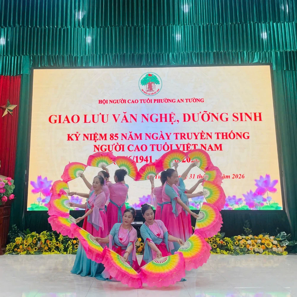Hoạt động văn nghệ chào mừng Ngày truyền thống Người cao tuổi Việt Nam.