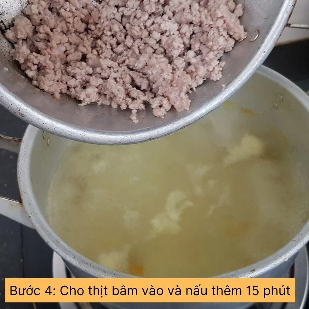 cho thịt bằm vào nấu thơm 15 phút