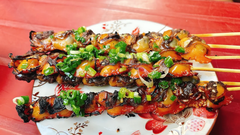 Sò xiên que sa tế "độc nhất vô nhị" tại quán ốc Cô Vân, địa chỉ ốc ngon giá rẻ nổi tiếng ở Nha Trang. (Nguồn: Internet)