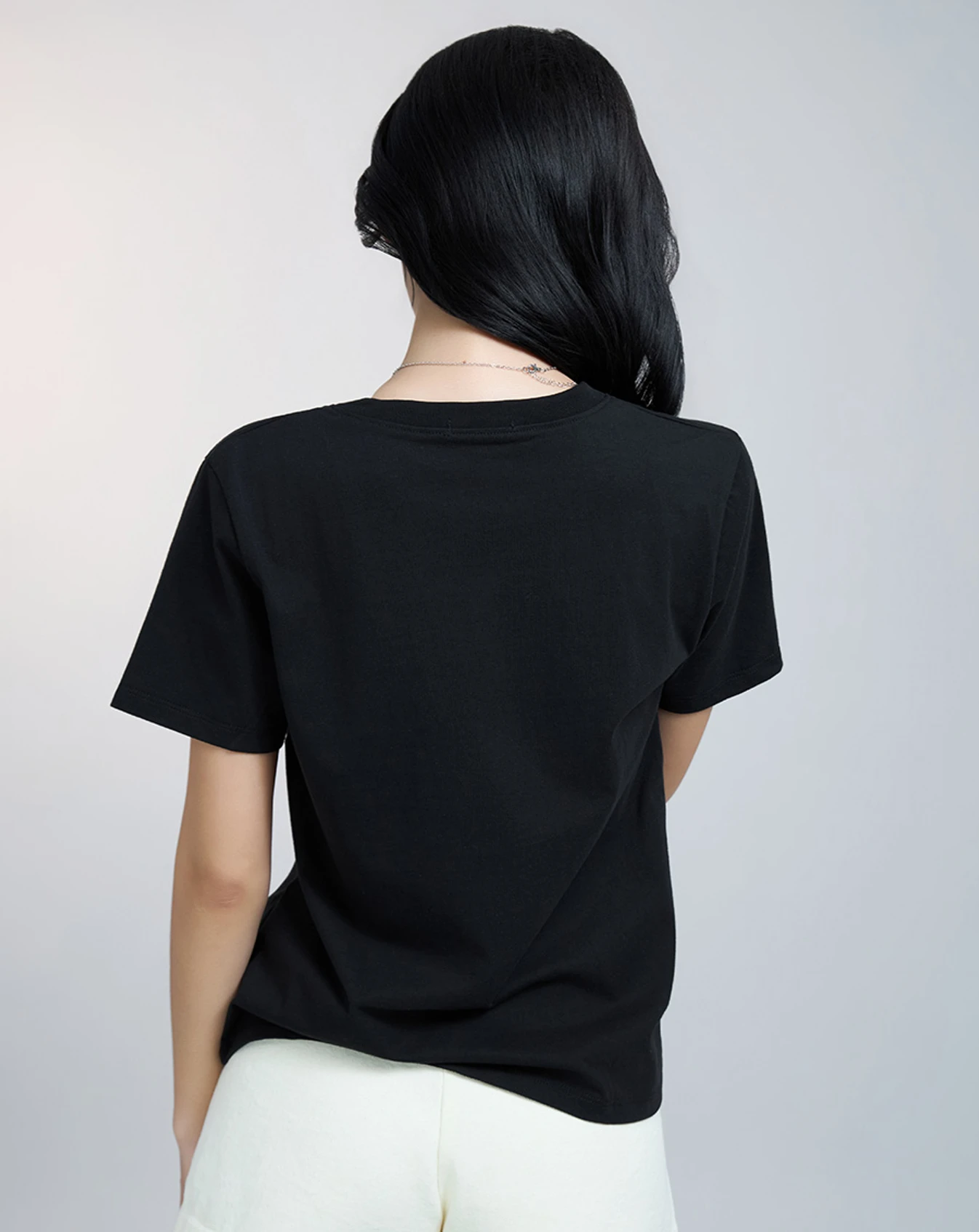 Áo thun trơn màu cổ tim form fit - Image 3