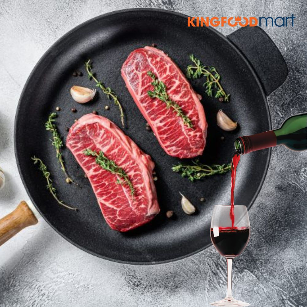 Ribeye là vua của các món bít tết nhờ lượng vân mỡ dày đặc. Để chế ngự được độ béo này, bạn cần một loại vang đỏ đậm đà (Full-bodied) với nồng độ tannin cao.