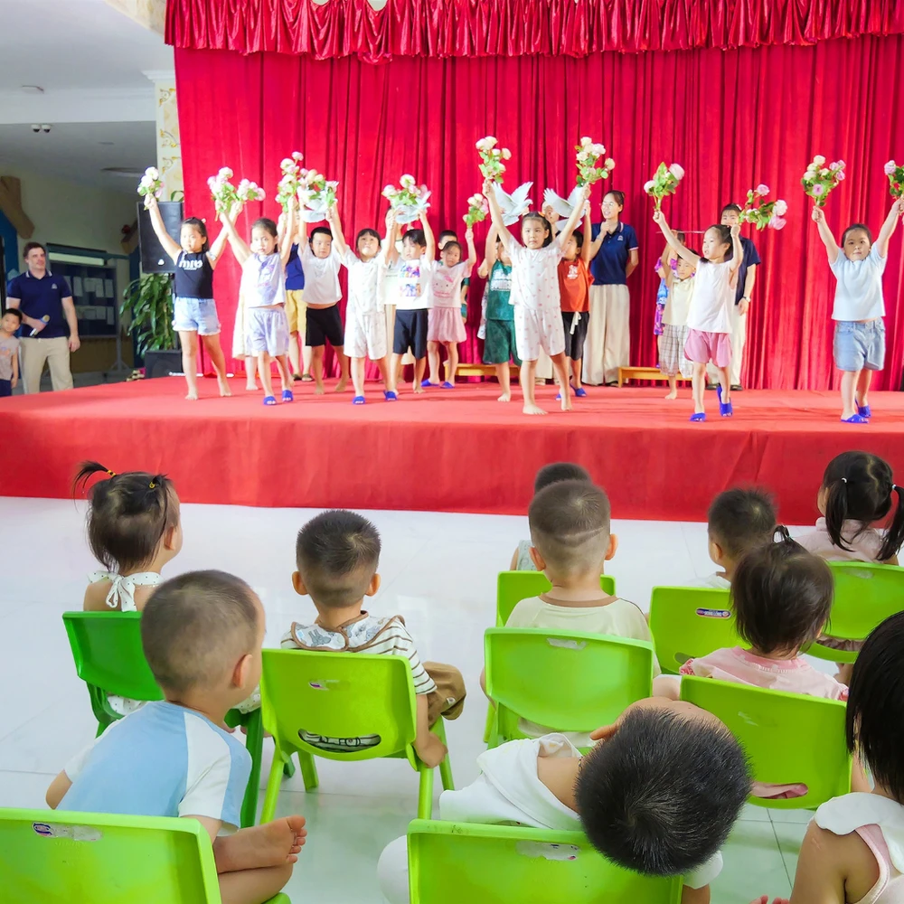 Học sinh vui chơi ngày Quốc tế Thiếu nhi tại trường học.