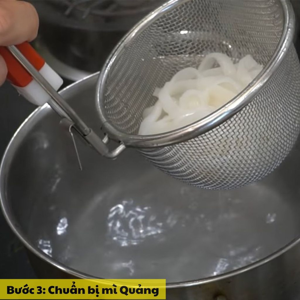 chuẩn bị mì quảng