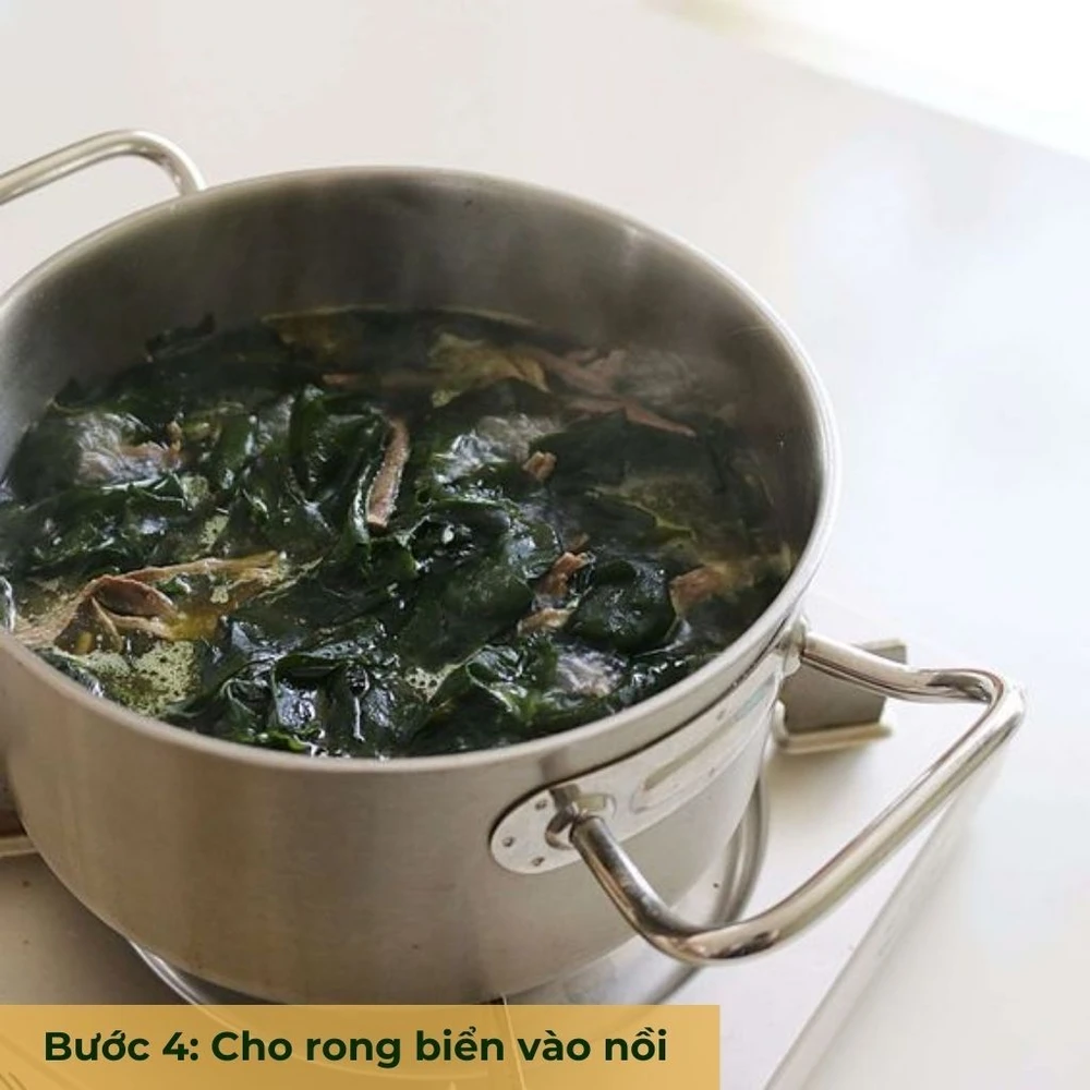 bước 4 cho rong biển vào nồi
