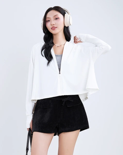 Người mẫu mặc áo chống nắng nữ dáng ngắn màu trắng JUNO JNKHC027