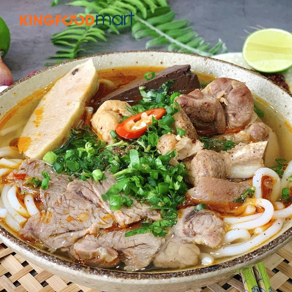 Bún bò Huế Việt Nam được yêu thích rộng rãi trên cả ba miền Việt Nam và cả ở nước ngoài.