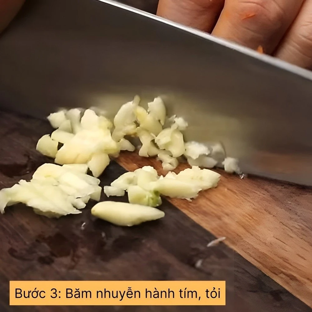 băm nhuyễn hành tím, tỏi