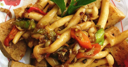 Cách làm nấm linh chi sốt cà chua dân dã cho mâm cơm ngày Rằm