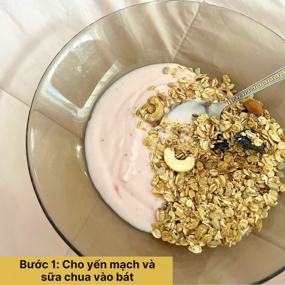 Trộn đều sữa chua