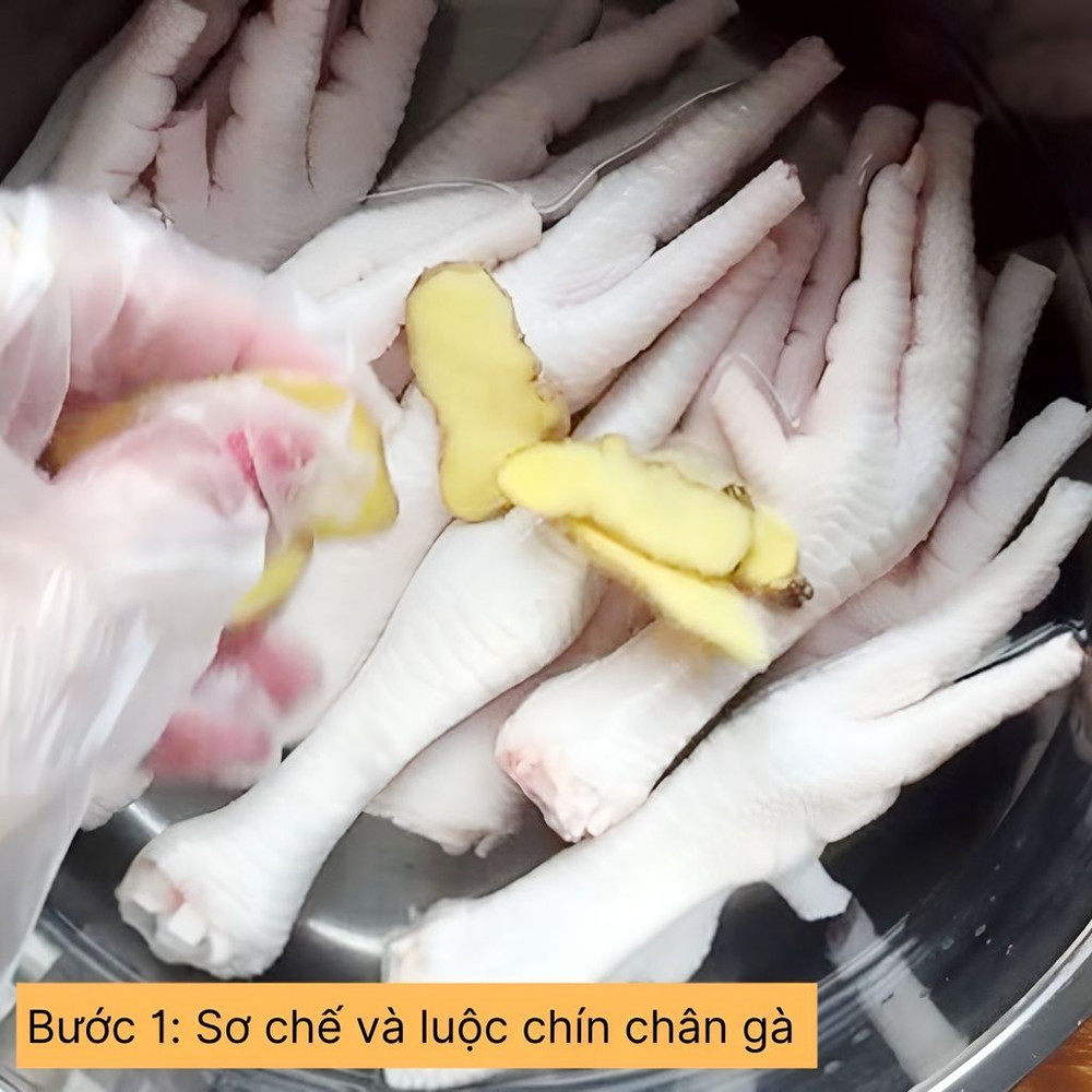sơ chế và luộc chín chân gà
