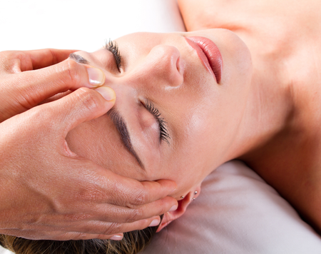 Phương pháp bấm huyệt và massage giảm béo tại nhà