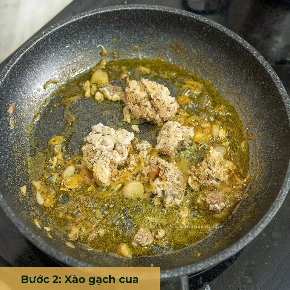 bước 2 xào gạch cua