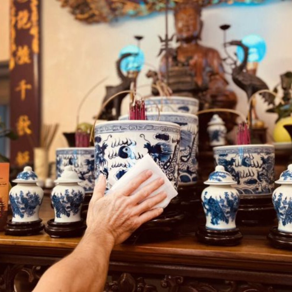 Nghi thức lau dọn trước khi cúng ông Táo