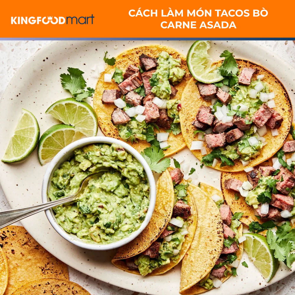 Bánh Tacos hoàn chỉnh với thịt bò nướng, hành tím, ngò rí và sốt guacamole trên vỏ bánh tortilla ngô.