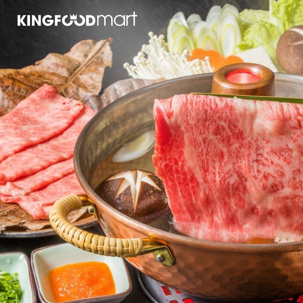 Shabu-shabu Nhật Bản với thịt bò Wagyu thái lát mỏng, rau củ tươi.