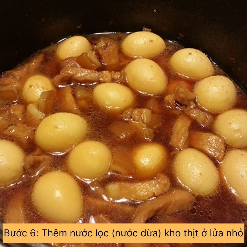 thêm nước lọc hoặc nước dừa vào kho thịt