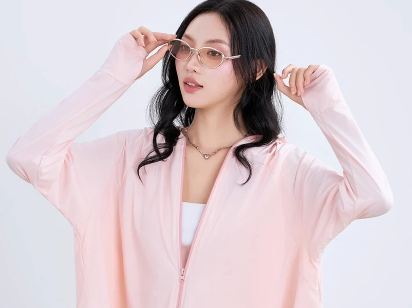 Áo chống nắng nữ: chọn thun lạnh hay vải dù mỏng nhẹ?